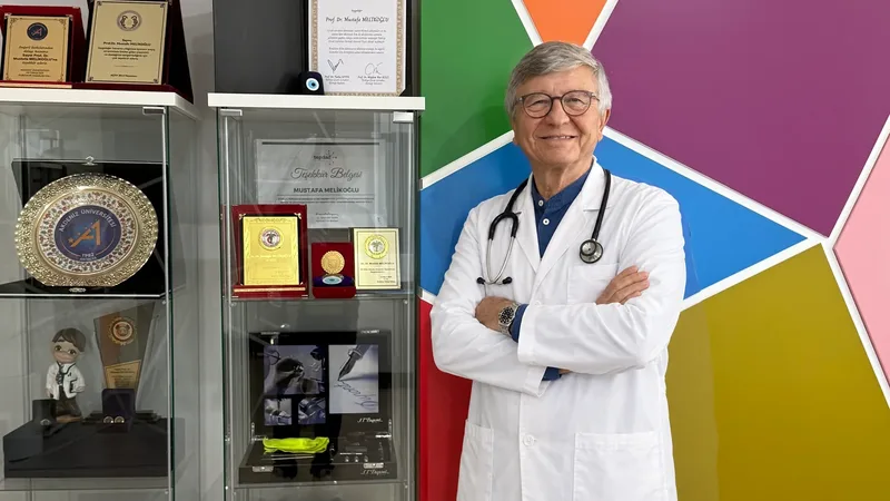 Prof. Dr. Mustafa Melikoğlu, beyaz önlüğü ve stetoskopuyla muayenehanesinde